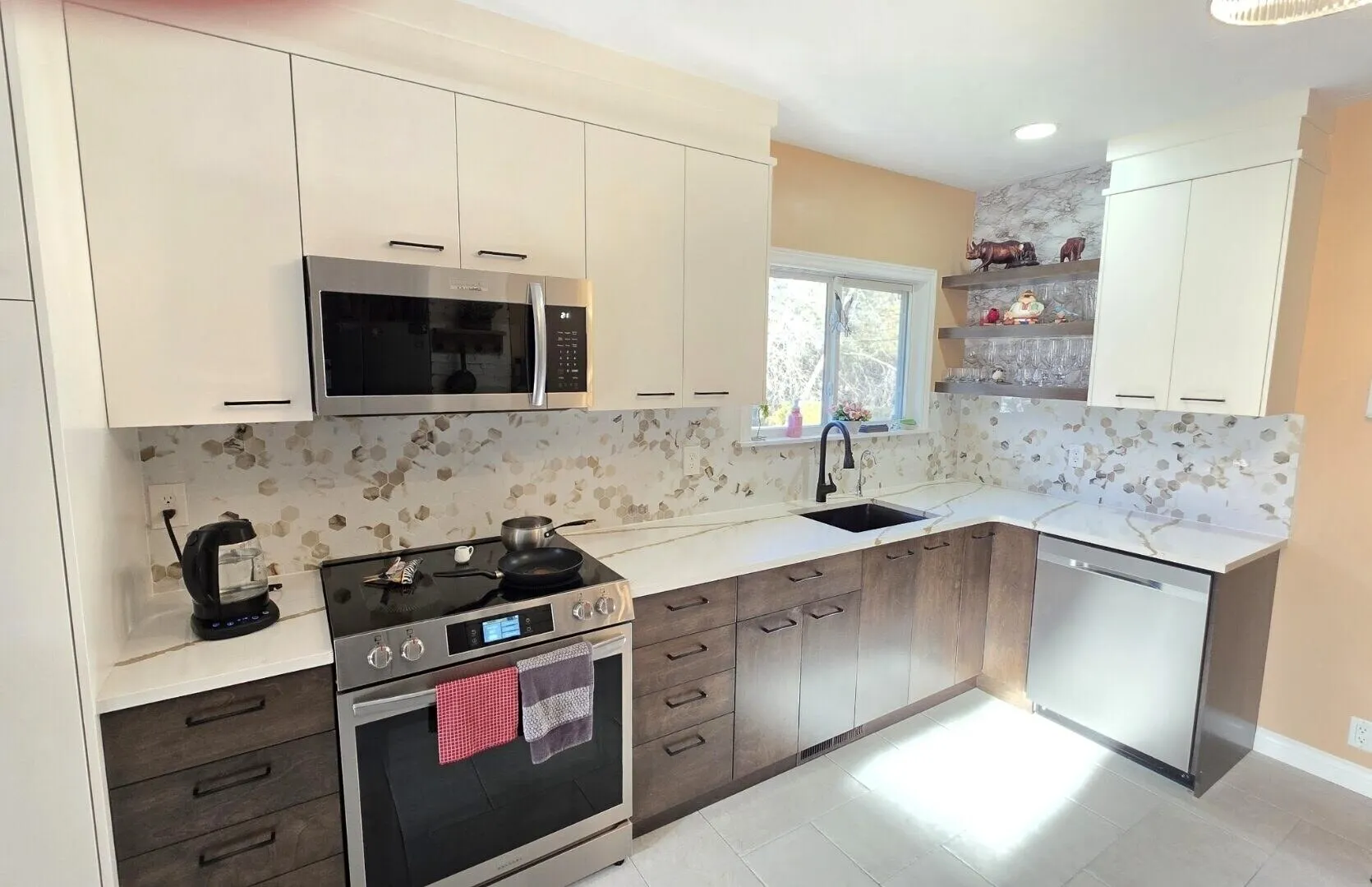 Hexagon marble kitchen backsplash