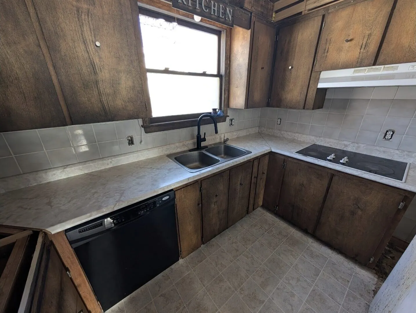 Rustic kitchen before new backsplash