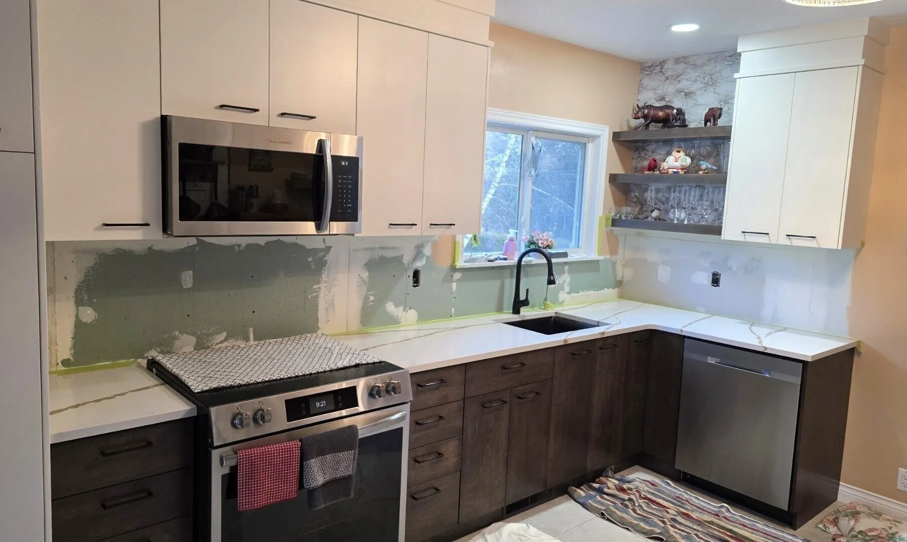 Kitchen before backsplash replacement