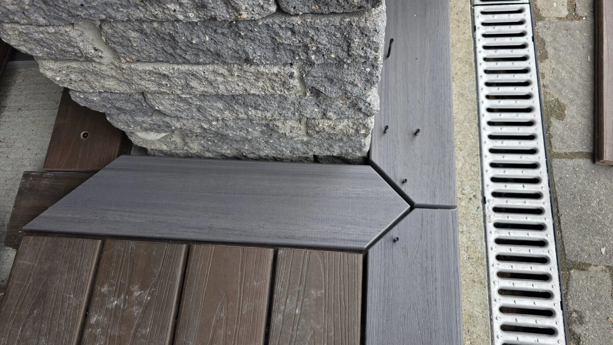 Mitred border at stone column